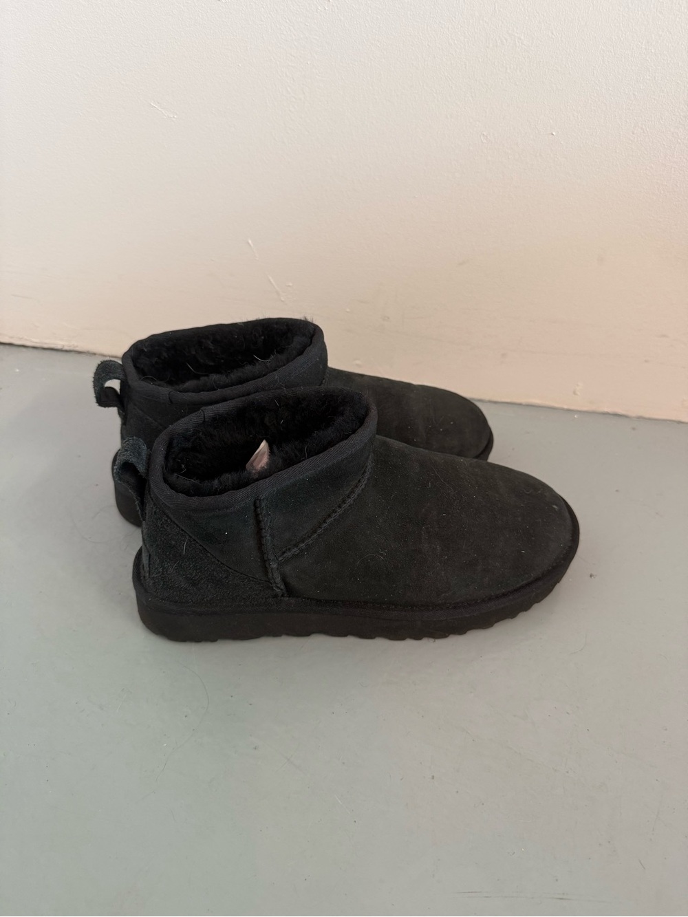 UGG classic minis black